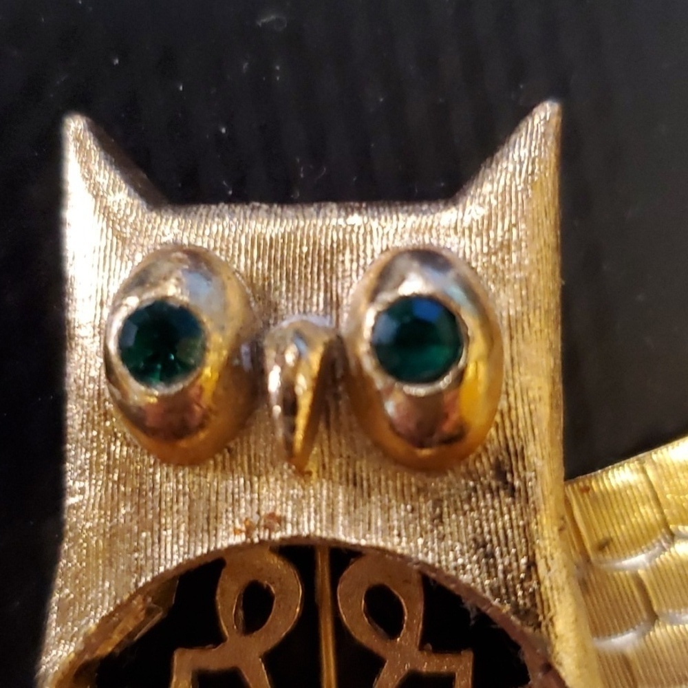 Avon Vintage Owl brooch 2.25 inch gold tone Secret Compartment or locket. - Picture 5 of 5